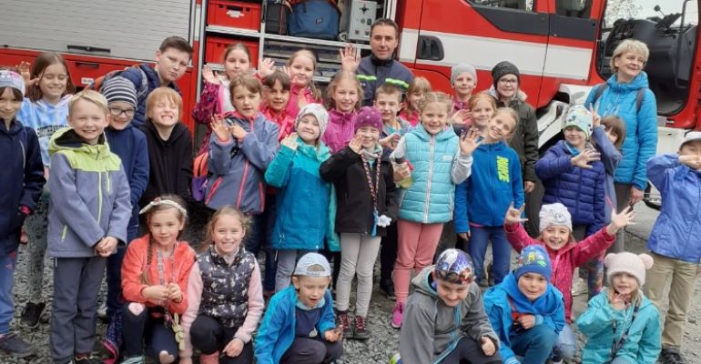 Děti ze školní družiny na návštěvě u hasičů.