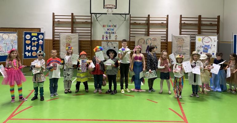 ŠD - NETRADIČNÍ MÓDNÍ PŘEHLÍDKA