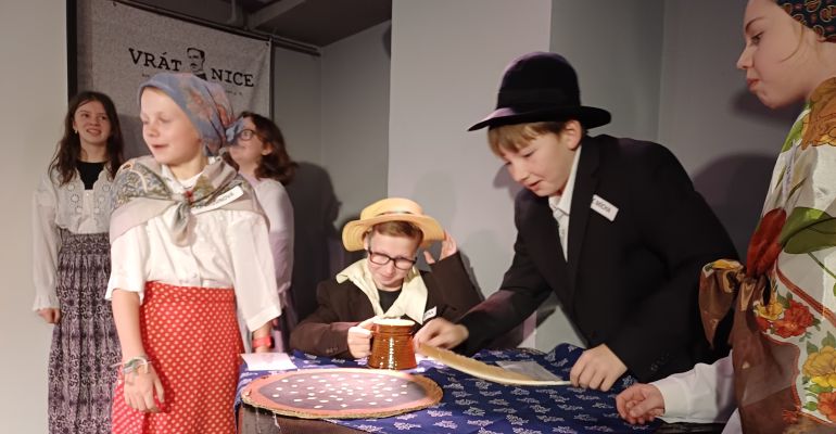 Páťáci v rolích opery Prodaná nevěsta